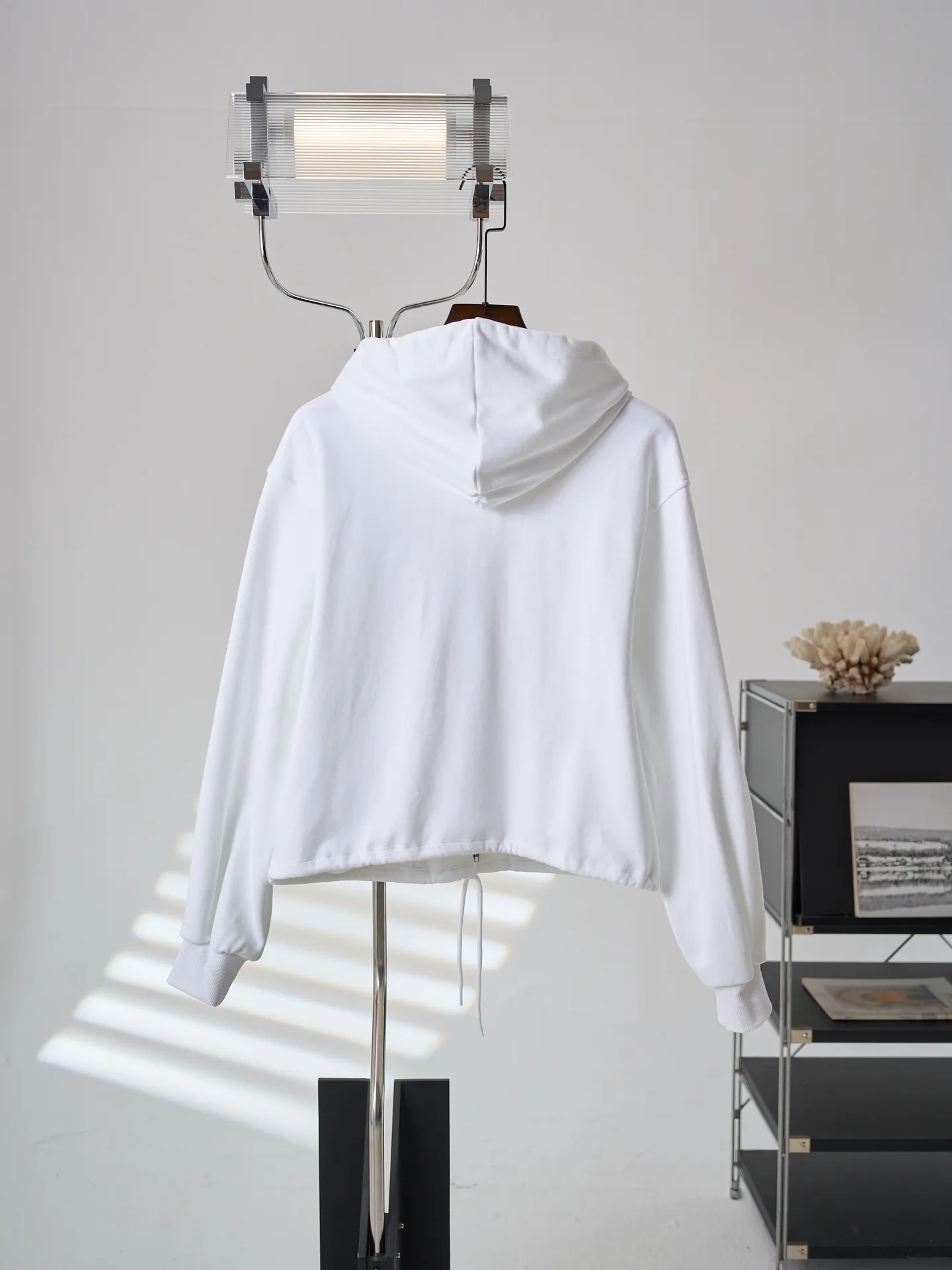 [Real auction] Celine/Celine logo embroidered zipper jacket (women's style) [In Stock] S M L custom-made light oxygen cotton-feel fleece knit, delicate and smooth, soft and skin-friendly. The body is laid out in clear white, with a soft cotton-like texture and rich layers. The elegant white tone brings a refreshing and clean daily atmosphere. The iconic Celine Arc de Triomphe embroidery is embellished on the chest, which is simple yet memorable. The simple hoodie silhouette sets a refreshing tone, and the two-way metal zipper design is full of texture. The short silhouette with loose, dropped shoulders gently modifies the lines of the shoulders and arms; the drawstring at the hem is adjustable to shape the silhouette as desired, and the short length optimizes body proportions. The simple silhouette carries a lazy atmosphere, and the relaxed outfit reveals the French girlish attitude. 1. Imported machine embroidery technology uses advanced computer control systems and precision mechanical components to precisely create the iconic TRIOMPHE logo embroidery, with smooth and delicate lines and a full sense of sophistication. 2. Fermentation washing treatment: The fabrics have been fermentation washing, which makes the hand feel and texture better, is not easy to deform, shrink, and fade, and maintains long-term beauty and loose fit.